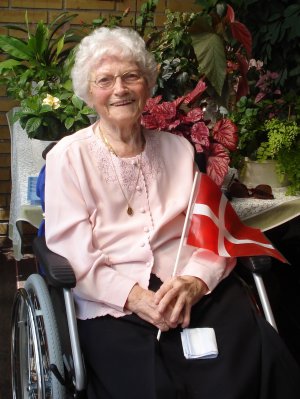 Mormor, Olde og Augusta Nielsen. En sej gammel kone p sin 99-rs fdselsdag !